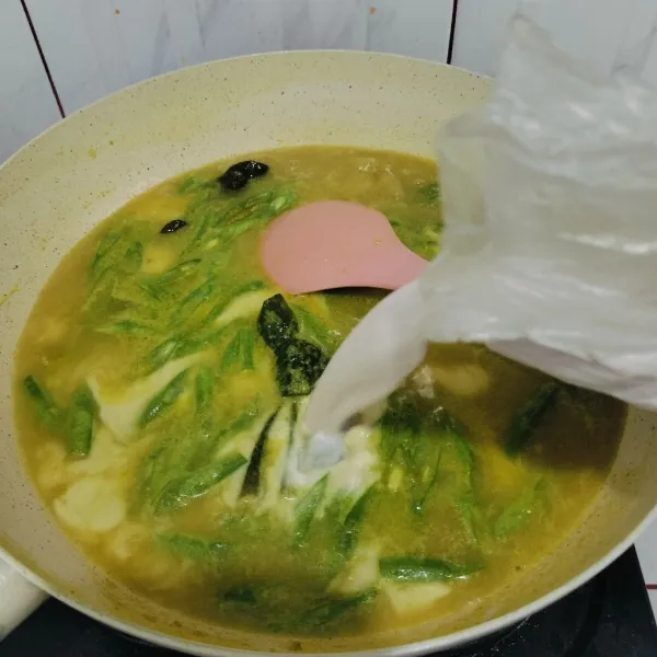 Masukan santan kental, garam, kaldu bubuk dan lada bubuk koreksi rasa masak hingga semua matang