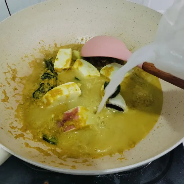 Masukan santan encer masak hingga mendidih