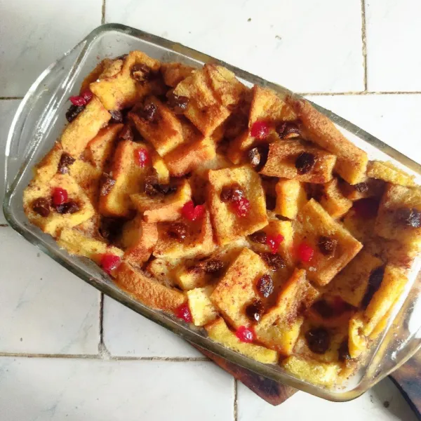 Panggang di oven panas suhu 170 derajat selama 45 menit hingga matang kecokelatan. Puding akan mengembang tinggi di oven tapi akan sedikit kempis setelah matang. Puding siap disajikan hangat bersama es krim atau saus karamel, tapi begini pun sudah enak, lembut dan harum.