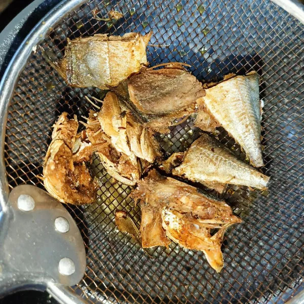 Potong-potong ikan asin dan rendam dengan air hangat sekitar 10 menit, lalu cuci bersih. Goreng ikan asin sampai matang, angkat dan tiriskan.