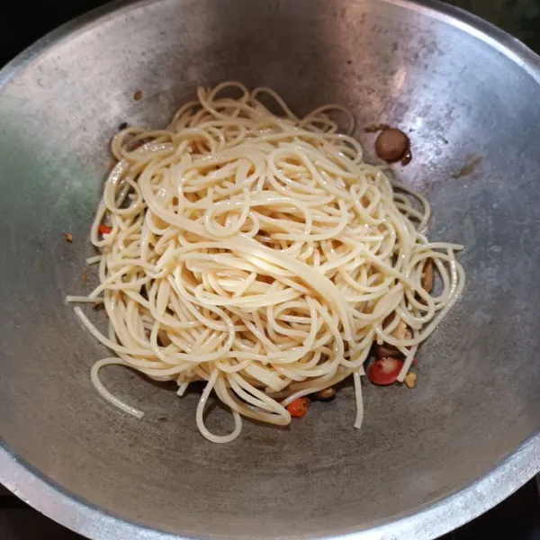 Tuangkan air rebusan jamur dan shoyu. Aduk, lalu masukan pasta . Aduk kembali.