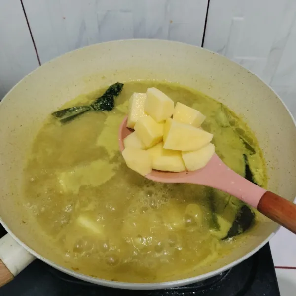 Masukan kentang masak sebentar