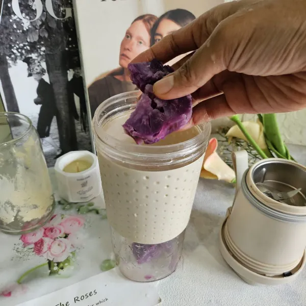 Masukkan ubi ungu kukus ke dalam blender.