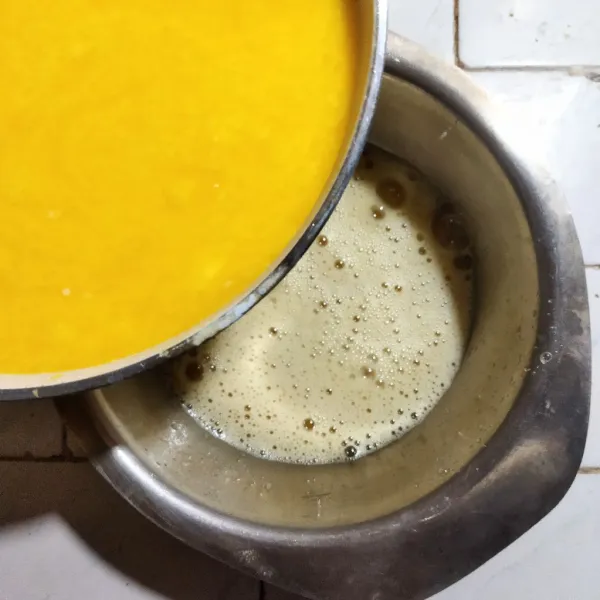 Masukkan campuran susu butter hangat ke dalam campuran telur tambahkan pasta vanila dan cinnamon bubuk sambil dikocok lepas dengan Whisk sampai rata.