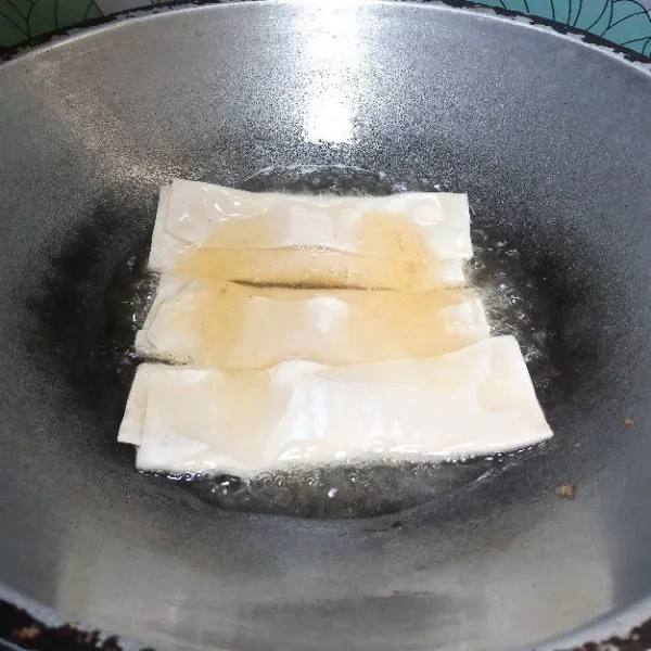 Kemudian goreng dengan api kecil saja, hingga matang. Jangan lupa dibalik. Setelah matang, angkat tiriskan. Sajikan dengan saus pedas atau cabe sesuai selera.