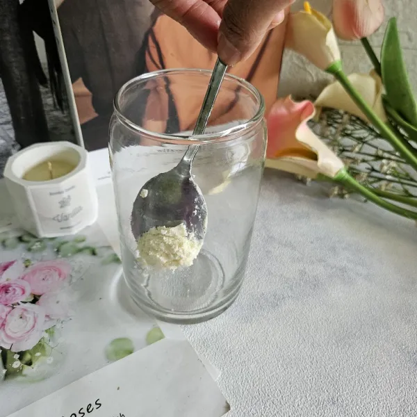 Oles sedikit cream cheese ke dalam gelas saji.
