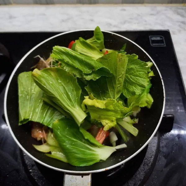 Masukkan daun pakcoy, masak sampai layu. Tambahkan garam, gula, penyedap