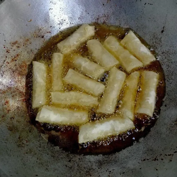 Goreng adonan lumpia isi mie hingga matang