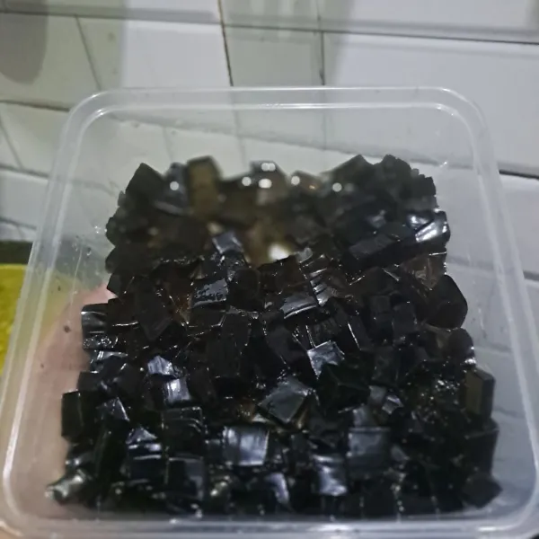 Potong kotak kecil-kecil cincau.