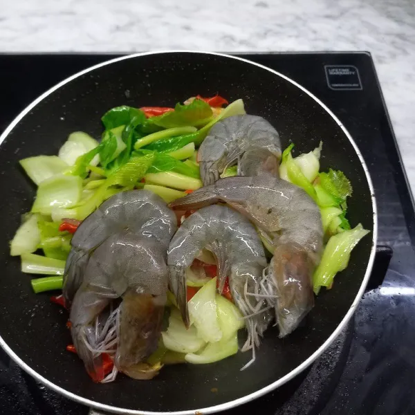 Masukkan udang, aduk sesaat. Sayur ini tidak perlu dikasih air, supaya lebih sedap.