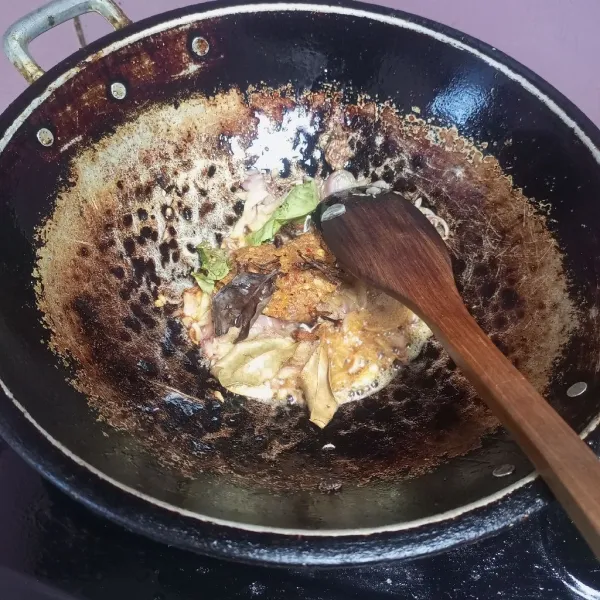 Tambahkan bumbu halus, daun salam dan cengkeh. Aduk hingga harum.