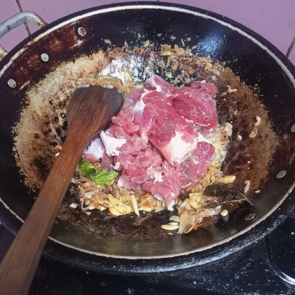 Masukkan daging, aduk hingga berubah warna.