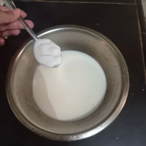 Tambahkan santan dalam adonan aduk rata hingga tercampur.