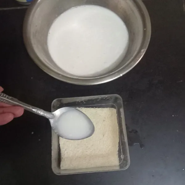 Dalam wadah tata roti lalu tuangkan adonan dan keju parut ulangi proses untuk  lapisan kedua.