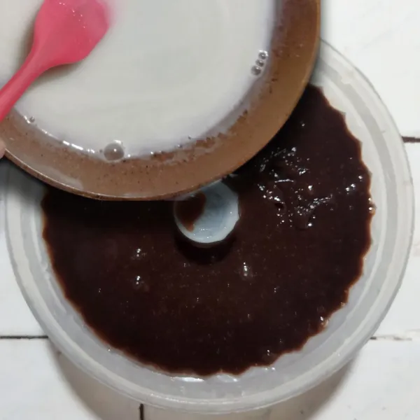 Tusuk-tusuk permukaan puding coklat dengan garpu. Lalu Tuang adonan puding susu ke atas lapisan coklat.