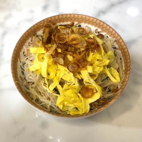 Bahan-bahan bihun goreng satset dalam wadah plastik