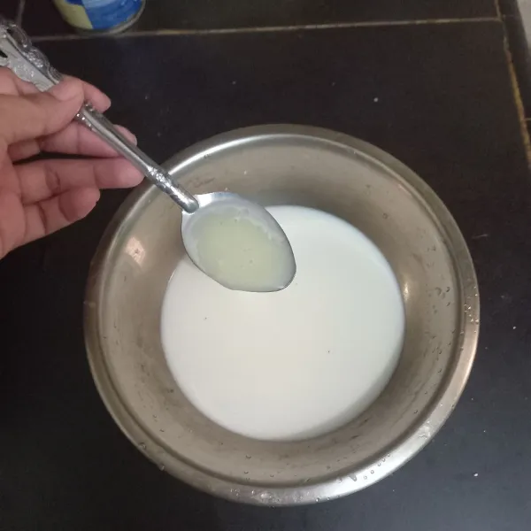 Dalam wadah campurkan susu uht, vanilli, skm dan icing sugar, koreksi rasa untuk tingkat kemanisan.