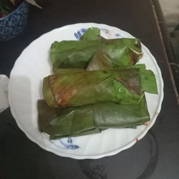 Bungkus mi dengan daun pisang, ukuran jangan terlalu besar.