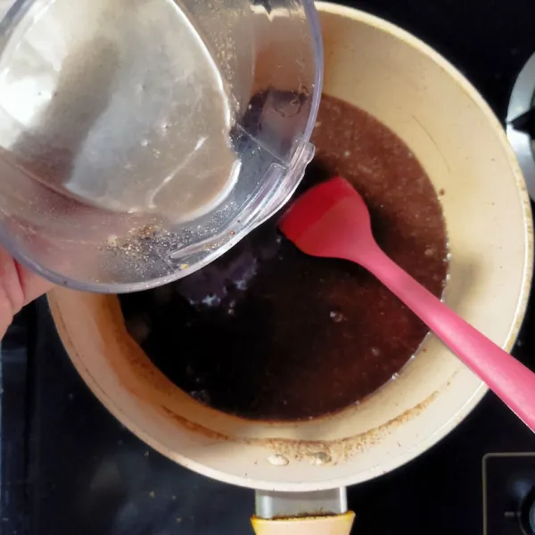 Dalam sauce pan aduk rata jelly coklat bubuk dan gula hingga rata. Tambahkan biskuit yang diblender halus bersama susu cair. Aduk rata.