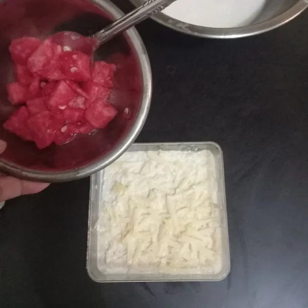 Cuci bersih semangka dan strawberry untuk topping lalu potong sesuai selera. Sajikan.