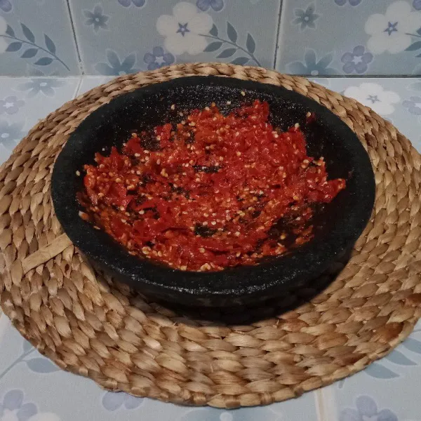 Haluskan bawang merah, bawang putih, cabe keriting merah, dan cabe rawit