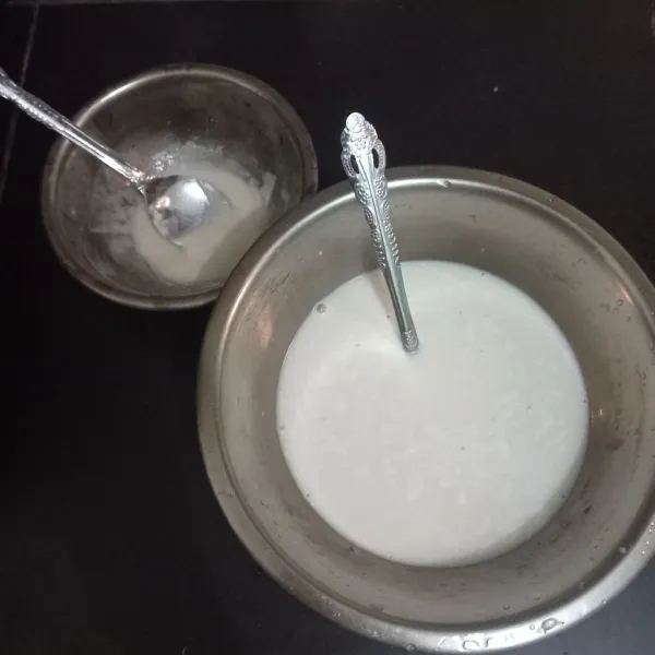 Encerkan tepung terigu dengan secukupnya air, aduk rata jangan sampai ada yang mengumpal lalu campurkan ke adonan utama.