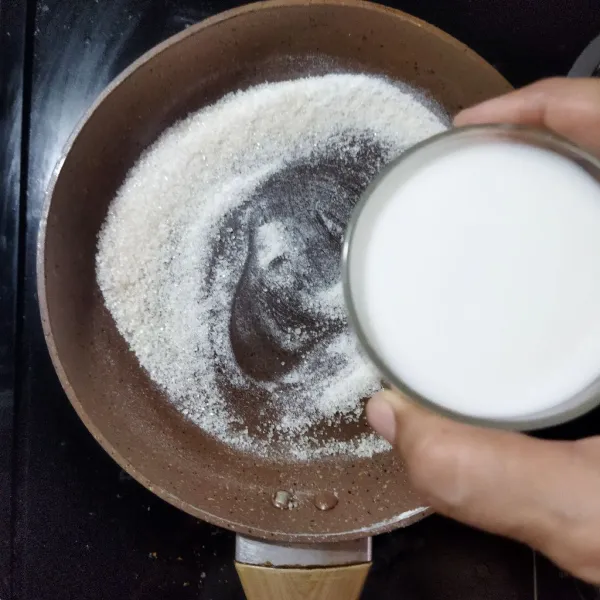 Dalam sauce pan campur jelly bubuk plain dengan gula, tuang susu dan masak hingga gula larut.