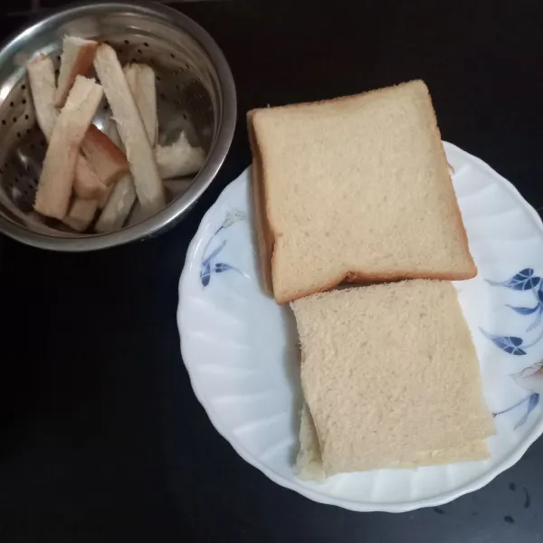 Buang bagian pinggir roti tawar yang kecokelatan.