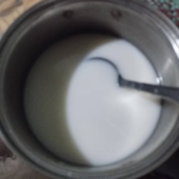 Campur dan masak bahan puding susu. Aduk dan masak hingga mendidik.