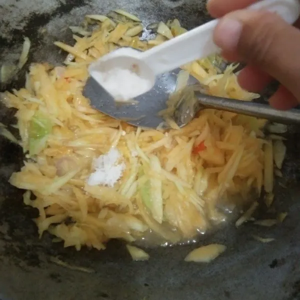 Masukkan 1 sendok teh garam dan 1 sendok teh penyedap rasa/kaldu jamur