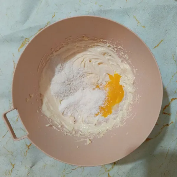 Tambahkan kuning telur, whipping cream dan vanili bubuk. Mixer kembali hingga tercampur rata. Sisihkan.