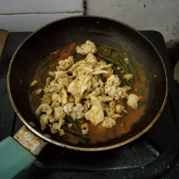 Masukkan telur,garam,gula dan kaldu bubuk. Aduk rata lalu masak sebentar dan angkat lalu sajikan.