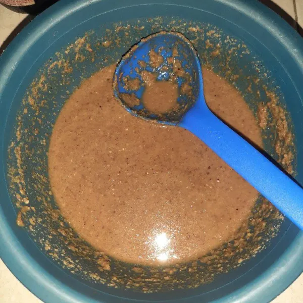 Blender semua bahan sambal kacang, tambahkan air secukupnya dan koreksi rasa.