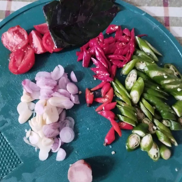 Rajang bawang merah, bawang putih, cabe merah, cabe ijodan tomat. Geprek juga lengkuas.