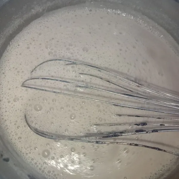 Sambil menunggu lapis cokelat kaku masak bahan lapisan cokelat susu kelapa, campur semua bahan puding menjadi satu lalu masak hingga mendidih