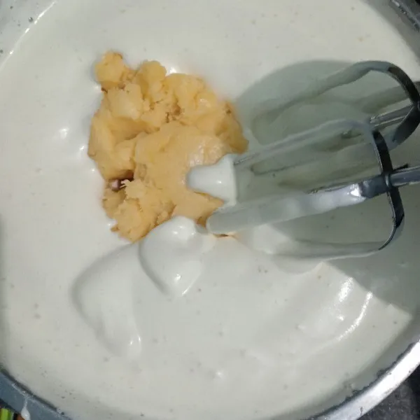 Masukkan tape halus, mixer speed rendah gingga rata.