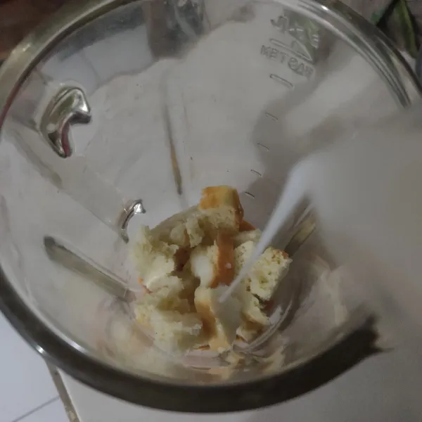 Blender roti bersama susu cair hingga halus