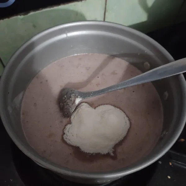 Tuang dalam panci roti susu yang sudah di blender tadi, bubuk coklat yang sudah di seduh, gula, dan bubuk agar-agar aduk rata