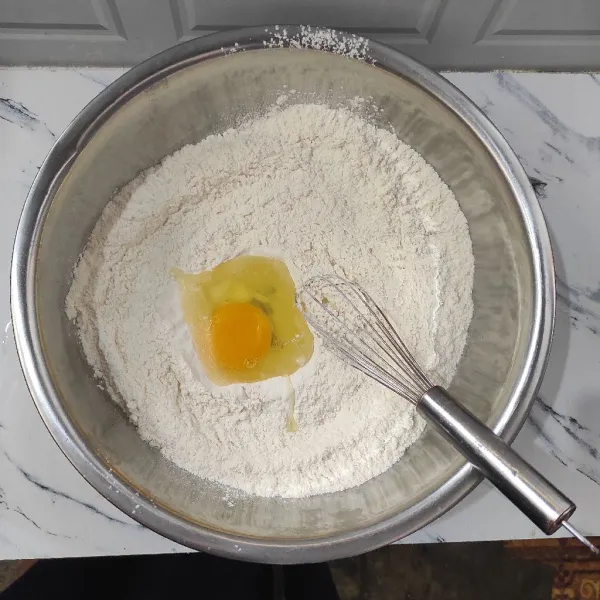 Campurkan tepung terigu, baking powder, baking soda, garam, vanili. Lalu tambahkan telur & aduk