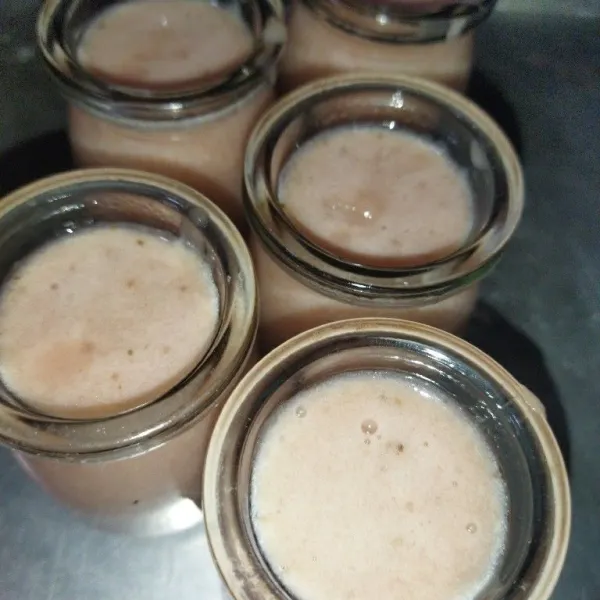 Lalu tuang puding ke cetakan, biarkan hingga dingin, lalu hias dengan whip cream, sajikan.