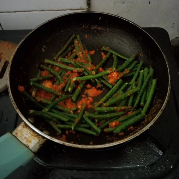 Masukkan potongan kacang panjang,lalu tambahkan air. Masak hingga kacamg panjang empuk.