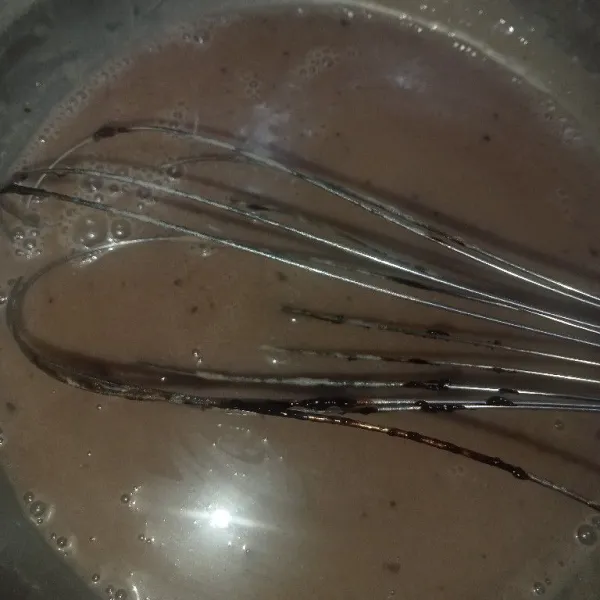 Campur semua bahan puding coklat menjadi satu kemudian masak hingga mendidih lalu matikan api