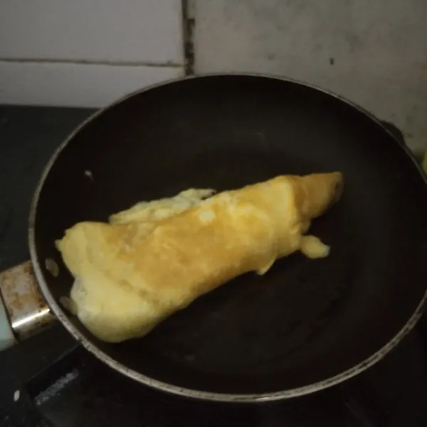 Dadar telur sambil dilipat, setelah matang lalu potong-potong.