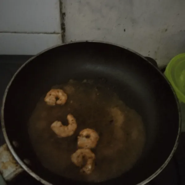 Masukkan udang sampai berubah warna lalu tambahkan air dan saus tiram.