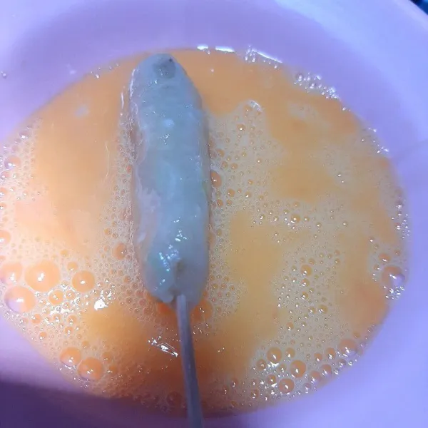 Kocok telur lalu celupkan sempol ke telur