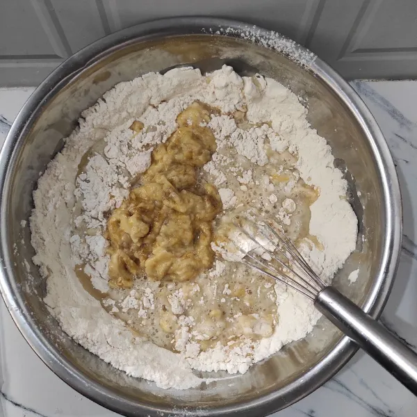 Selanjutnya tambahkan pisang & simpel syrup, kemudian aduk
