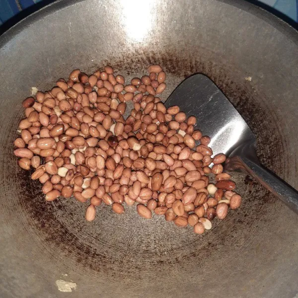 Goreng kacang tanah hingga matang.
