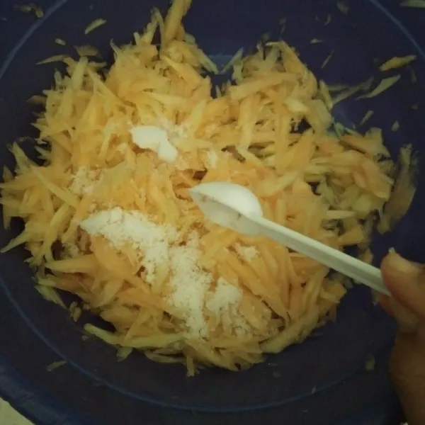 Setelah selesai diiris semua, tambahkan 1 sendok teh garam lalu diaduk sedikit sampai merata
