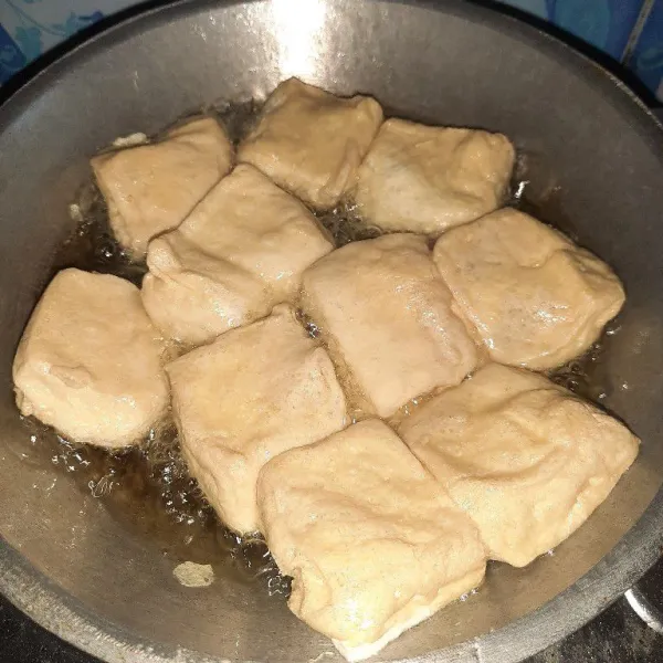 Goreng tahu hingga matang, lalu angkat dan tiriskan.