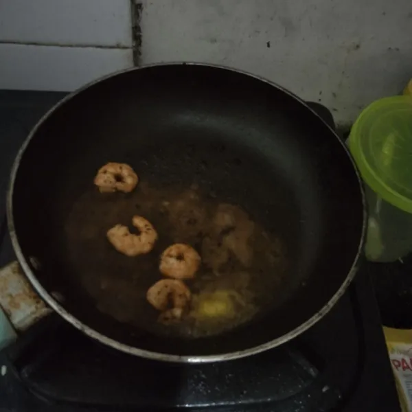 Tambahkan mentega lalu setelah air agak menyusut,angkat udang dan sajikan bersama nasi dan telur dadar.